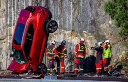 Ostrý crash test: Pád Volva z výšky 30 m!