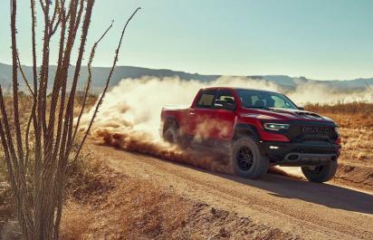 Najšialenejším sériovým pick-upom sa stáva RAM 1500 TRX so 710 koňmi