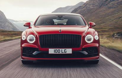 Bentley Flying Spur je dostupné s V8. Stačí mu?