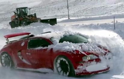 Bugatti Veyron a Lamborghini Aventador ako snežný pluh!