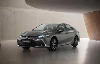 Toyota Camry prešla faceliftom, čo všetko sa zmenilo?