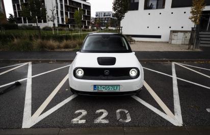 Test: Honda E – Takto má vyzerať moderný elektromobil