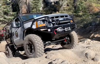Upravený Ford F-550: Drsný off-road pre zvláštne účely