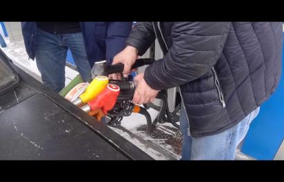 VIDEO: Rus do auta natankoval 5 druhov paliva. Rozbehlo sa?