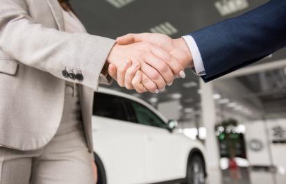 Autobazáre a realitné kancelárie – „Pomôžeme vám“ 