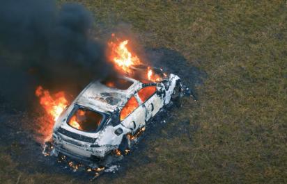 Spálili by ste svoj Mercedes za 200-tisíc? Tento Rus áno!