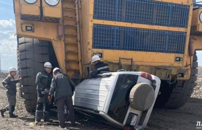 Video: Suzuki Grand Vitara vs. 156-tonový obor BelAZ 75306