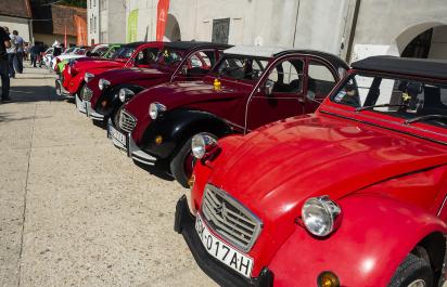 Kačky (Citroën 2CV) obsadili hrad Modrý kameň