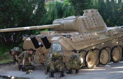 Nemecký dôchodca ukrýval tank a armádnu techniku: Hrozí mu pokuta 500 000 €! 
