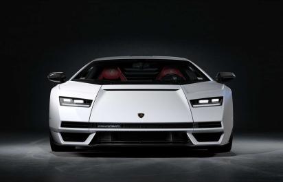 Lamborghini predstavilo nový Countach, je brutálny