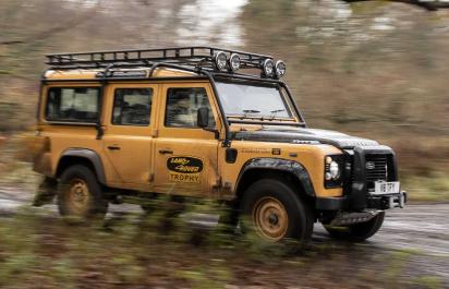 Land Rover spraví špeciálnu sériu starého Defenderu s V8