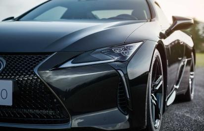 Inšpirácia pre tento Lexus LC500 prišla určite z temnôt