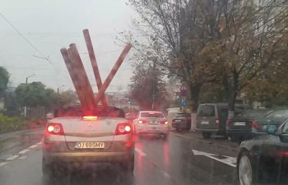 Zvládne kabriolet prácu pick-upu? Prevoz nákladu s Renault Mégane Cabrio v daždi! 