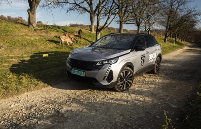 Peugeot 3008 Hybrid4: Koľko prejde na nabitie a koľko sa nabíja?