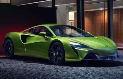 Nový McLaren Artura má menej valcov, ale pomáha mu elektromotor