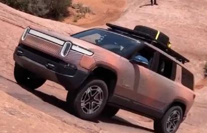 Neznáme SUV nemá konkurenciu: Rivian pokorí 100 % stúpanie!