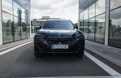 V čom sa BMW iX3 podobá Enyaqu?