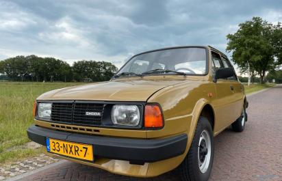 Škoda 105 v totálnom základe, bez opierky hlavy a otvárania dverí!
