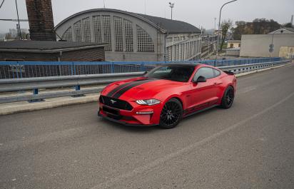 5 zaujímavých muscle cars s výkonnými motormi aktuálne v ponuke
