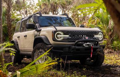 Ford Bronco Everglades má na blatníku samolepku s meraním hĺbky vody
