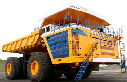 Najväčšie auto na svete: Nádrže na 5600 l nafty, 6 motorov, 15 827 koní!