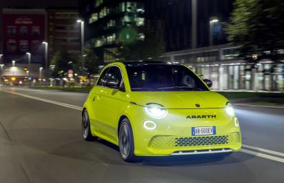 Abarth 500e vstupuje do novej elektrickej éry so zvukom z reprákov