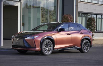 Lexus ukázal nový elektromobil RZ450e, riešenia zdieľa s Toyotou bZ4X
