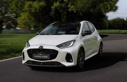 Hybridná Mazda 2 má novú tvár, ale aj zadok