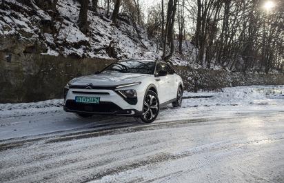 Test: Citroën C5 X PHEV - Hlavne nezvykle a komfortne