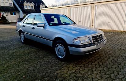 28 ročný Mercedes s nájazdom 5 000 km lacnejší ako Fabia!