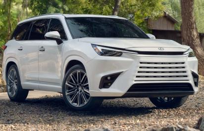 Lexus tvorí ofenzívu aj vo veľkých SUV, ukazuje GX a TX