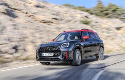 MINI Countryman JCW pokračuje s dvojlitrovým benzínom