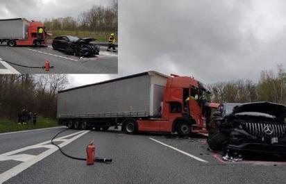 Naháňačka na diaľnici v ČR: Nemeckí policajti zastavili kradnuté auto zátarasou z kamióna!