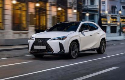 Lexus UX zyvšuje výkon, je za tým aj Prius
