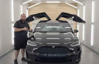VIDEO: umýva autá, ukázal, ako zle je na tom Tesla!