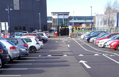 Ako zarobiť 1 800 € od vodičov? Falošný vyberač parkovného! 