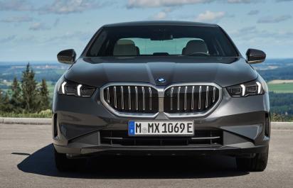 BMW pridáva radu 5 nové plug-in hybridy, majú najväčší výkon