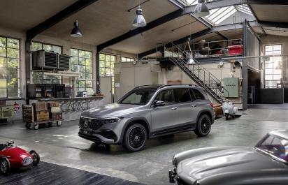 Inovovaný Mercedes EQB ukazuje nové tvary