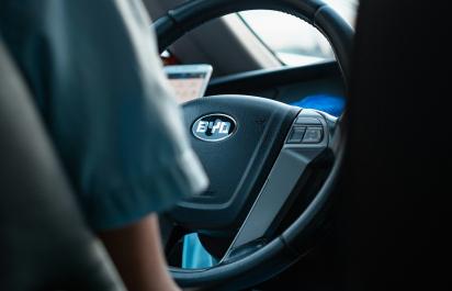 EÚ práve schválila nové agresívne clá na čínske autá. Vieme, ako hlasovalo Slovensko