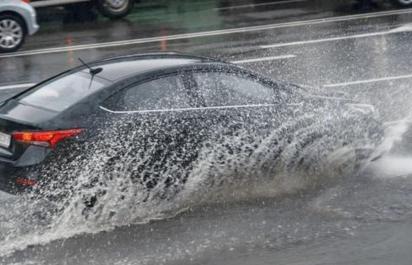 Jazda cez vodu za 2 000 € : Čo sa stane, ak motor nasaje vodu? 