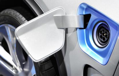 Trh nových áut v EÚ je relatívne stabilný, elektromobily však stále strácajú pôdu pod nohami