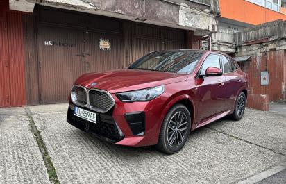 Prvá jazda BMW iX2: Aj ako rodinné auto vie zaujať