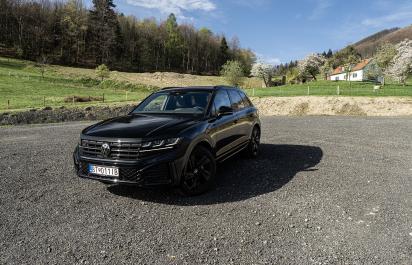Jazda na black-on-black Volkswagene Touareg: Nenápadnosť vonku, ale luxus vnútri