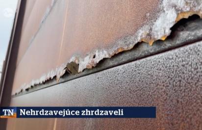 Protihlukové steny na D4 R7 mali vydržať 100 rokov, po piatich sa rozpadávajú. Kto zaplatí účet za opravu?