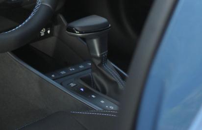 Treba zaradiť neutrál a zatiahnuť ručnú aj v aute s automatickou prevodovkou?