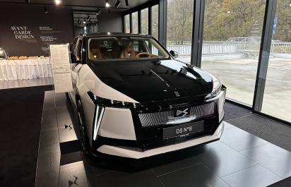 Najvyššia forma luxusu od DS Automobiles prichádza ako elektromobil DS N°8. Pozreli sme si ho naživo