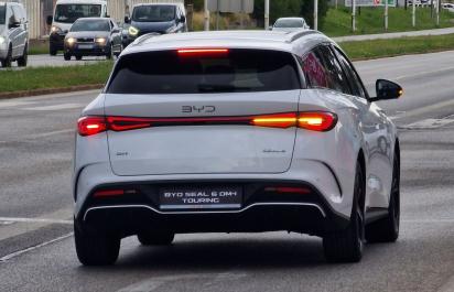 BYD u nás práve uviedlo do predaja nové veľké kombi Seal 6 DM-i