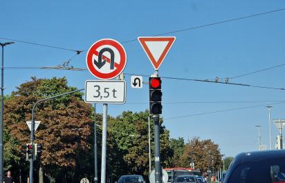 Rozumiete, čo znamená táto skupina dopravných značiek? Môžete sa tu otočiť alebo nie?
