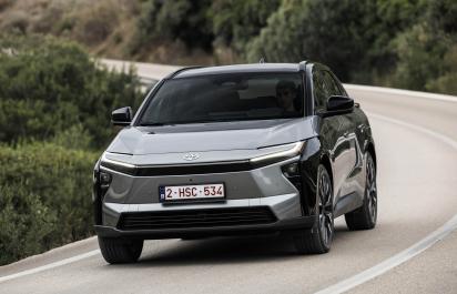 Toyota ukazuje výrazne vylepšenú verziu elektromobilu BZ4x, čo sa zmenilo?