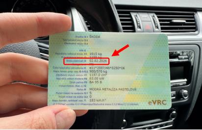 Radšej si ho skontrolujte. Technický preukaz má dobu platnosti, motoristi jazdia s prepadnutými papiermi